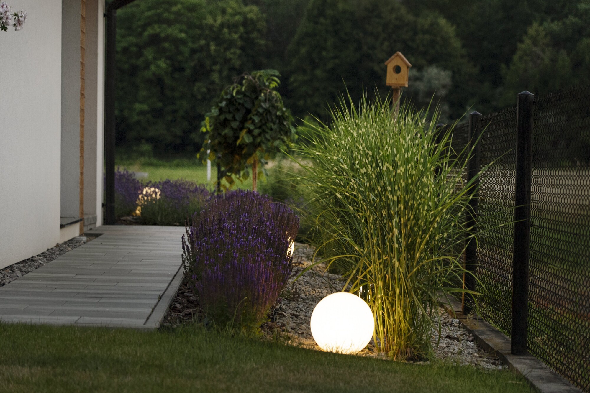 Oświetlenie LED zewnętrzne domu – nowoczesność, bezpieczeństwo i estetyka - 6