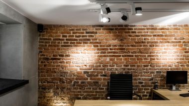 Ufficio in stile industriale - un'idea per illuminazione di mattoni e cemento